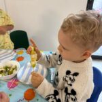 Platou cu frigărui colorate din fructe diverse, parte din programul de educație alimentară la o grădiniță privată din Sector 2.