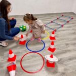 Copil trecând peste obstacole în linie dreaptă la grădinița Don Castor din Sectorul 2.