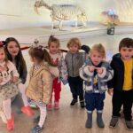 Cadre didactice și copii de la grădinița privată Don Castor în sala mamiferelor.