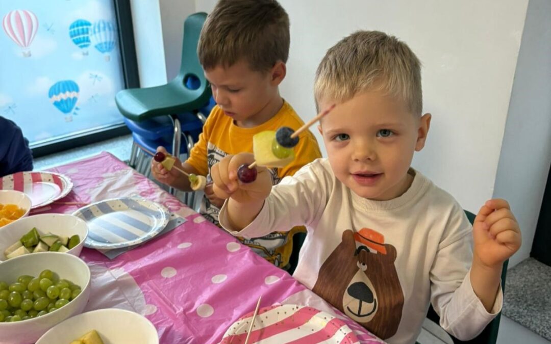 Gustari sanatoase si distractie la Gradinita Don Castor in atelierul micilor bucatari din Sector 2