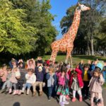 Grup de copii de la Grădinița Don Castor Sector 2 la intrarea în Muzeul Antipa.