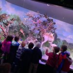 Preșcolari explorând exponatele de istorie naturală în cadrul activităților extrașcolare.