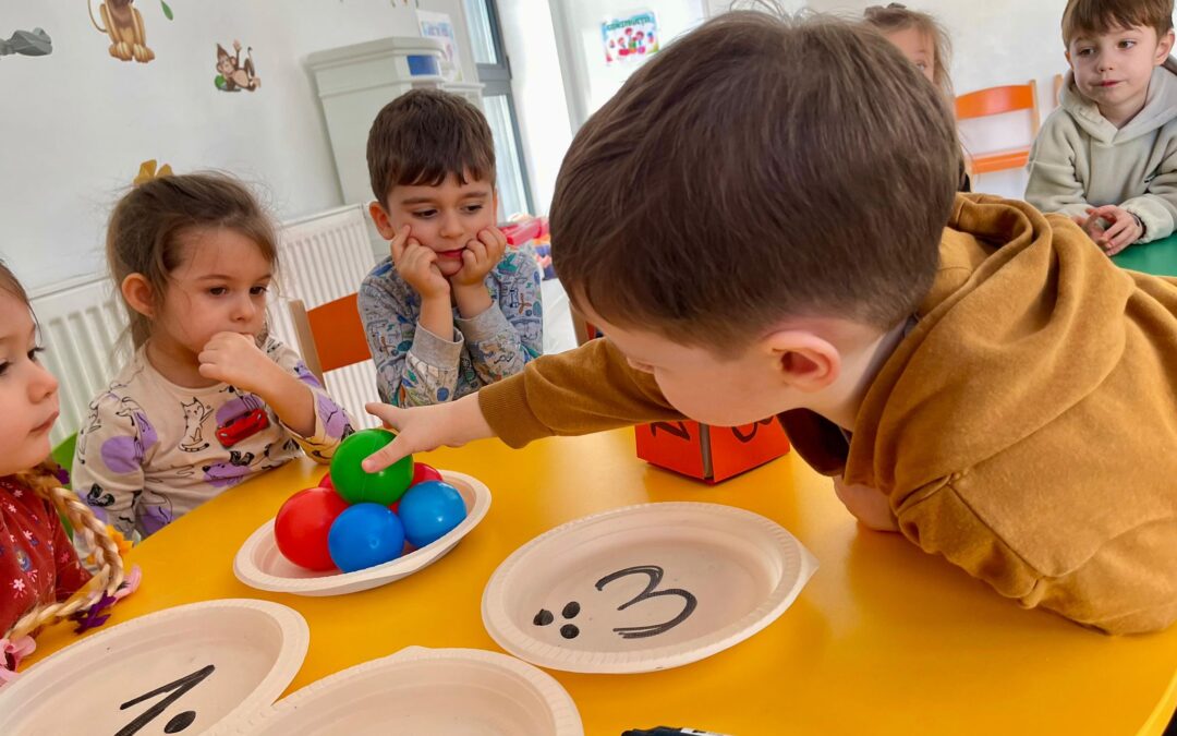 Activitate de grup pentru învățarea cifrelor la copii în grădinița Don Castor București