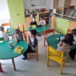 Copii lucrând în echipă la un proiect de robotică