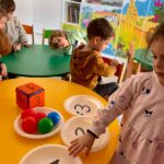 Copil numără mingi conform cifrei obținute la zar în cadrul unei activități matematice la grădiniță