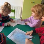 Copii la gradinita Don Castor exprimand emotii prin joc de rol in sector 2 Bucuresti