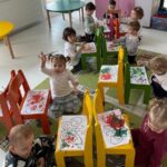 Copii pictând fluturi în culori la grădinița Don Castor din sector 2 Bucureșt