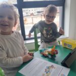 Copii construind un iepuraș de Paște robotic