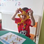 Iepuraș robotic realizat de copii cu două motoare