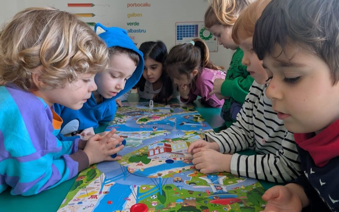 Copii participand la jocuri de echipa la gradinita Don Castor din Bucuresti