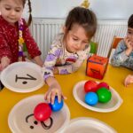 Mulțime de mingi corespunzătoare cifrei formate de copii în activitate matematică