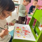 Fluturi colorați realizați de copii la grădinița Don Castor