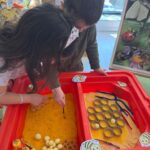 Copiii participă la activități educative care stimulează creativitatea și dezvoltarea cognitivă.
