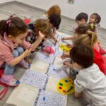 Copii pictând flori de primăvară în cadrul unui atelier artistic la Grădinița Don Castor