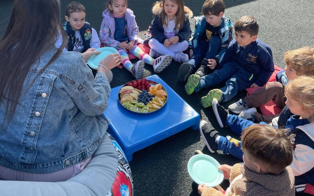 Copiii ascultă povești educative în cadrul activităților de la Grădinița Don Castor