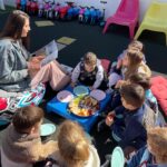 Copiii de la Grădinița Don Castor se bucură de un picnic cu fructe și activități educative