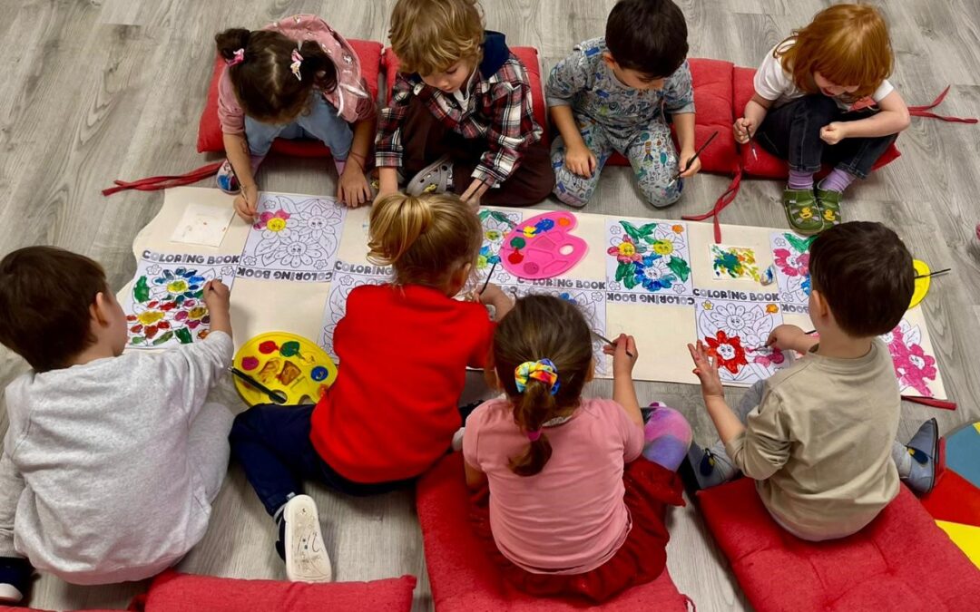 Copiii de la Grădinița Don Castor din Sector 2 București participă la o activitate de pictură cu flori de primăvară