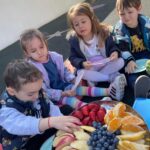Copiii socializează și împărtășesc experiențe frumoase la Grădinița Don Castor