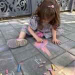 Preșcolari participă la activități creative de Ziua Copiilor la Grădinița Don Castor din Sector 2 București.
